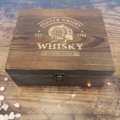 Whisky Geschenk-Set Mit 2 Gläsern, Eiswürfeln Aus Edelstahl, Zange, Samtbeutel In Einer Schönen Holzbox -Tassenladen 15225e0acc60b7695d96410036b36fbc