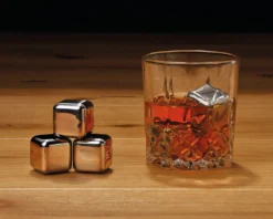 Whisky Geschenk-Set Mit 2 Gläsern, Eiswürfeln Aus Edelstahl, Zange, Samtbeutel In Einer Schönen Holzbox -Tassenladen c35d68c3437388441d1681e52ad6adec