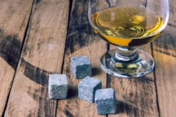 Echos 4er Whisky Steine Set Aus Granit | Wieder Verwendbar | Im Hochwertigem Stoffbeutel | -Tassenladen e83cac06ce5557025160ae3c99aa3230